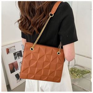 Sac fourre-tout décontracté pour femme en PU avec fermeture éclair gaufrée, tendance, passe-partout, sac à bandoulière de créateur avec chaîne - Product Image 3