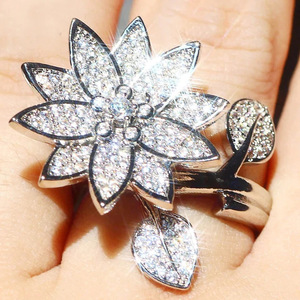 Elegante Anello Regolabile con Foglie Floreali e Zirconi, Design Minimalista Aperto, Gioiello da Donna alla Moda per Uso Quotidiano, Regalo Chic - Product Image 1