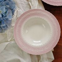 Assiette de présentation en céramique rose vintage à motif dentelle en relief, bord ondulé, blanc os, pour décoration de table de mariage et service de table domestique