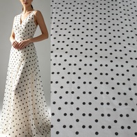 Tissu en maille tulle respirant en polyester/nylon tricoté, imprimé à pois noirs sur fond blanc avec paillettes métalliques, extensible, pour femmes