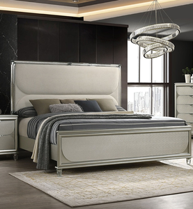 เตียงนอนหรูหราหุ้มผ้าสีเงินลายไม้สไตล์โมเดิร์นขนาดคิงไซส์ พร้อมไฟ LED 2 ดวง โต๊ะข้างเตียงแบบมีลวดลาย ชุดเฟอร์นิเจอร์ห้องนอน 3 ชิ้น - Product Image 2