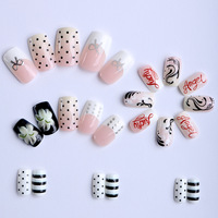 Uñas postizas de moda estilo Y2K con diseño de estrella y remolino, base nude, forma ataúd larga, arte de uñas gráfico en blanco y negro con pequeños detalles de diamantes de imitación.