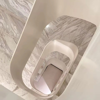 Rampe en fer forgé moderne sur mesure en cuivre-aluminium-acier, structure robuste et durable, design minimaliste, haut de gamme pour villa intérieure
