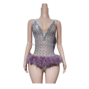 Zimaotiao Combinaison une pièce à décolleté plongeant, moulante et sexy, à plumes, entièrement ornée de strass, pour spectacle disco - Product Image 1