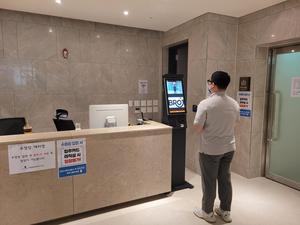 15.6 inch Android tự phục vụ <span class=keywords><strong>kiosk</strong></span> màn hình cảm ứng thiết bị đầu cuối với máy quét mã qr và máy in cho bán lẻ & Thông tin - Product Image 6