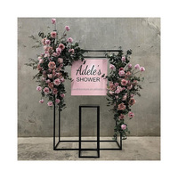 Arche de décoration de cérémonie d'engagement avec cadre noir, support de fleurs et toile de fond métallique pour mariage