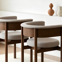 Fauteuil de salle à manger BST moderne en bois de frêne avec dossier en forme de baril et revêtement en tissu gris pour salle à manger et café