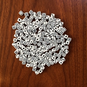 Dados pequeños de acrílico de 5 mm con puntos multicolor para promoción, en stock - Product Image 4