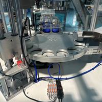 Máquina automática de guata de tapas de plástico con junta, máquina de inserción de revestimiento de espuma, maquinaria de inserción de revestimiento de lámina de espuma