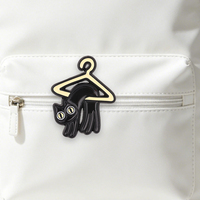 Broche en émail amusante Chat Noir de Dessin Animé suspendu sur un cintre, Meme Chat Liquide, Badge de Revers pour Sac à Dos, Bijou Cadeau pour les Amateurs de Chats