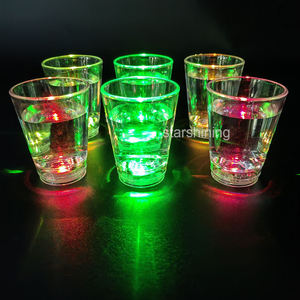 Mini taza de plástico con logotipo personalizado de Shenzhen, vasos de chupito de <span class=keywords><strong>tequila</strong></span> LED con líquido activado que brilla en la oscuridad para fiesta, club nocturno - Product Image 1