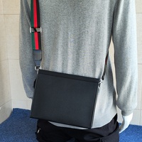 Sac bandoulière carré noir tendance pour homme, en cuir PU, grande capacité 10 pouces, pour tablette, style urbain et décontracté
