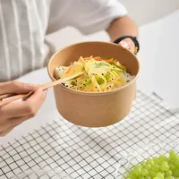 Wegwerp papieren voedselverpakkingen, kraft papieren saladekommen, groothandel ronde papieren kommen met transparant deksel voor dieet.