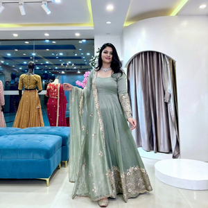 Ensemble Lehenga vert menthe brodé pour femme avec bordure dorée, tenue de mariage traditionnelle indienne et pakistanaise, coupe ample longueur ras du sol - Product Image 1