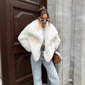 Cappotto Corto in Ecopelliccia Stile Europeo e Americano con Ampi Revers alla Moda in Finta Pelliccia di Volpe Soffice e Felpata Intrecciata Grezza <span class=keywords><strong>Abbigliamento</strong></span> <span class=keywords><strong>Donna</strong></span> - Product Image 3