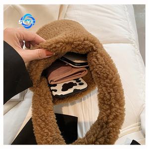 Маленькая пушистая сумка из искусственного меха для девочек с индивидуальным логотипом, простой модный плюшевый теплый красивый косметический мешок для детей в школе - Product Image 6