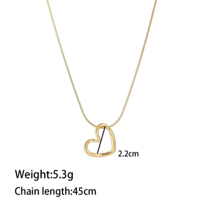 จี้รูปหัวใจบิดเกลียวสไตล์มินิมอล ทำจากสแตนเลส ปี 2025 สำหรับผู้หญิง ชุบทอง 18k ไม่หมองคล้ำ สไตล์วินเทจ ลายฉลุรูปหัวใจ - Product Image 3