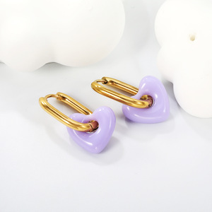 Pendientes Huggie de resina en forma de corazón para mujer, accesorios de joyería coloridos para uso diario - Product Image 3