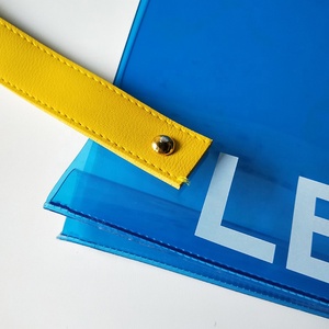 <span class=keywords><strong>กระเป๋า</strong></span>ช้อปปิ้งทำจาก PVC สีฟ้าพร้อมที่จับหนัง PU โลโก้ OEM <span class=keywords><strong>กระเป๋า</strong></span>ช้อปปิ้งสะพายไหล่ข้างเดียว<span class=keywords><strong>กระเป๋า</strong></span>ผ้าใบพลาสติกตัวอักษร - Product Image 6