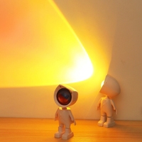 Lampe de Projection Nuit Cosmonaute Mignonne Hot Sale, Projecteur d'Ambiance Décoratif pour la Maison, Rechargeable USB, Lampe Coucher de Soleil Robot pour Enfants