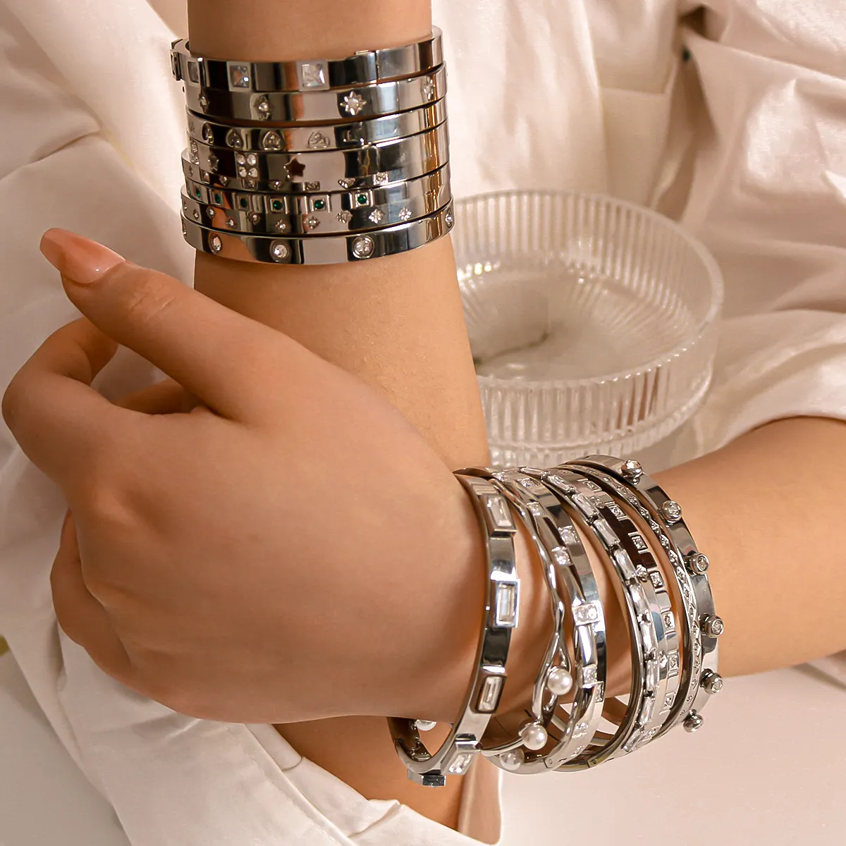 Nouveaux produits chauds en acier inoxydable argent bracelets blanc zircon cubique manchette bijoux de mode bracelets avec cadeau pour femmes