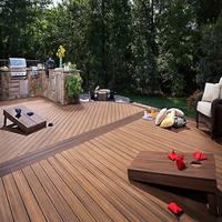 Plancher composite extérieur robuste de qualité commerciale à trous carrés en WPC pour projets