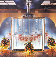 Support de décoration de table de mariage suspendu en métal, cadre de centre de table en métal doré avec boules de cristal suspendues pour fête de mariage