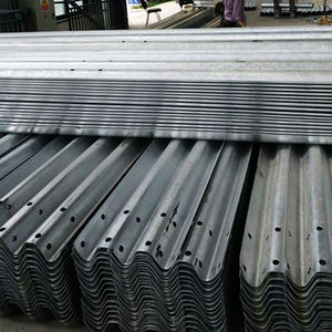 Barandilla W-Beam galvanizada por inmersión en caliente de calidad de carretera: protección vial duradera y segura para rutas de alta velocidad - Product Image 4