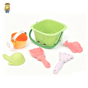 Ensemble de seaux de plage en paille de blé pour enfants, 6 pièces, avec moules de baleines et arrosoir - Product Image 1