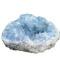 Géodes de quartz brutes, grappes de cristaux naturels d'azurite et de célestite, ornements en turquoise de Chine, emballées