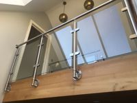 Kebil Garde-corps modernes en acier inoxydable et verre pour balcon et escalier, poteaux de garde-corps à colonne pour installation DIY
