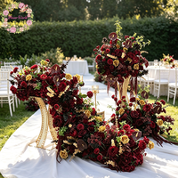 Chemin de table artificiel rouge de 200 cm, arrangement floral mixte de roses bordeaux foncées, d'hortensias et de pivoines, décoration de table
