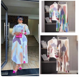 Set Due Pezzi da Donna di Alta Qualità Miyake: T-Shirt a Maniche <span class=keywords><strong>Lunghe</strong></span> con Pieghe Autunnali e Gonna Lunga Plissettata a Vita Alta - Product Image 4