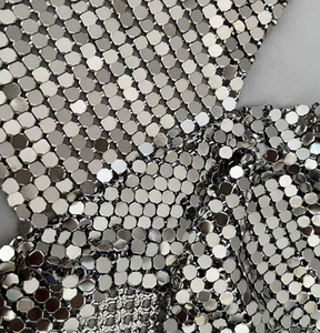 Tissu en maille de paillettes métalliques argentées flexibles - Tissu en maille de chaîne d'<span class=keywords><strong>aluminium</strong></span> pour la mode et les applications décoratives - Product Image 1