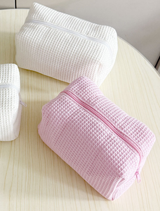 Sac <span class=keywords><strong>de</strong></span> <span class=keywords><strong>toilette</strong></span> portable à fermeture éclair en gros, <span class=keywords><strong>grande</strong></span> capacité, sac <span class=keywords><strong>de</strong></span> lavage matelassé en gaufre, broderie personnalisée, sacs cosmétiques en coton pour soins <span class=keywords><strong>de</strong></span> la peau - Product Image 2