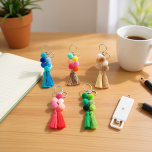 Llavero con Seis Pompones y Borla Doble, Juego de Tres Piezas, Hebilla Blanca K, LLAVERO - Product Image 2