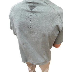 เสื้อยืดผู้ชายแบบแห้งเร็ว ลายฉลุเลเซอร์ ระบายอากาศได้ดี ทรงหลวม แขนเสื้อแบบแร็กแลน เหมาะสำหรับเล่นกีฬาและสวมใส่สบายๆ - Product Image 5