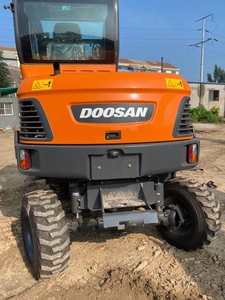 Excavatrice sur pneus Doosan DX60W, couleur orange, mini-excavatrice hydraulique, équipement de construction - Product Image 2