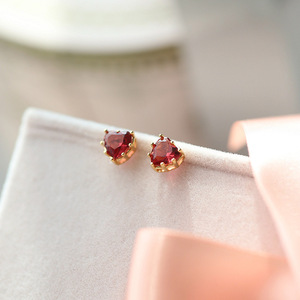 Orecchini a perno con zirconi a forma di cuore per donna, rosa, piccoli, minimalisti, alla moda - Product Image 1