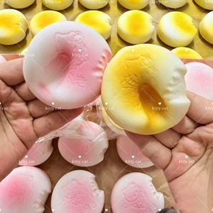 Macaron en similicuir souple et pliable avec ventouse et rebond lent en PU, jouet anti-stress pour étudiants - Product Image 3