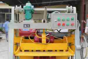 Máquina <span class=keywords><strong>de</strong></span> fabricación <span class=keywords><strong>de</strong></span> bloques <span class=keywords><strong>de</strong></span> pavimentación, bloque <span class=keywords><strong>de</strong></span> <span class=keywords><strong>8</strong></span> agujeros, precios en ghana, Arabia - Product Image 3