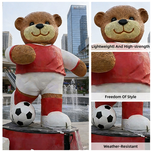 Sculpture géante d'ours en peluche en fibre de verre, pose de joueur de football, pour affichage commercial en centre commercial extérieur - Product Image 6