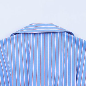 Chemisier plissé rayé en popeline coupe ajustée pour <span class=keywords><strong>femme</strong></span>, style vintage décontracté, <span class=keywords><strong>chemise</strong></span> de bureau <span class=keywords><strong>sur</strong></span> <span class=keywords><strong>mesure</strong></span>, OEM/ODM par une usine de vêtements chinoise - Product Image 4