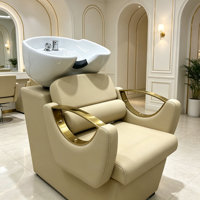 Fauteuil de lavage de luxe pour salon de coiffure, en cuir PU beige, avec accoudoirs dorés et bac en céramique blanc
