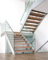 Escalier droit à double poutre avec monte-escalier ouvert, balustrade en verre et marches en bois pour l'intérieur d'une villa
