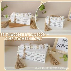 Ornement de livre en perles de bois Faith avec pompons, design minimaliste pour la décoration du salon - Product Image 1