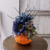 Elegantes Herbst-Erntedank-Tischgesteck mit Sonnenblumen und Ahornblättern für Rustikale Tischdekoration