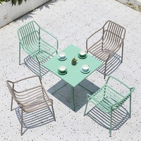 Ensemble table et chaises de terrasse en aluminium pour café-restaurant moderne, avec finition résistante aux UV, pour salon et villa