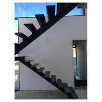 Escalier droit sur mesure de haute qualité pour la décoration intérieure de villa, structure en acier, garde-corps en verre, escalier moderne minimaliste