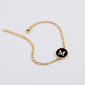 Pulsera de Acero Inoxidable con Letras para Mujer, Venta al Por Mayor |   Pulsera con Dije Inicial de 26 Letras del Alfabeto en Concha Natural y Oro PVD de 18K - Product Image 3